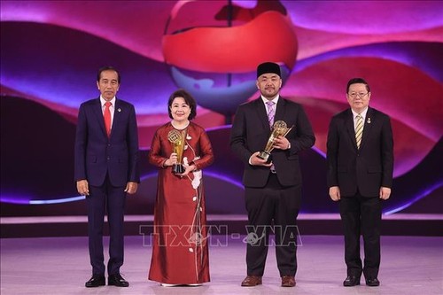 Doanh nhân Nguyễn Thị Tuyết Minh nhận Giải thưởng về những đóng góp to lớn cho tiến trình xây dựng Cộng đồng ASEAN - ảnh 1