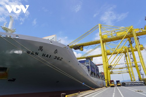 Cảng Tiên Sa đón chuyến tàu container đầu tiên đưa hàng hóa đến bờ Tây nước Mỹ - ảnh 1