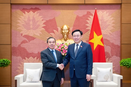 Chủ tịch Quốc hội Vương Đình Huệ tiếp Đại sứ Lào - ảnh 1