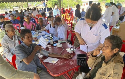 Bác sỹ Việt Nam thăm khám, phát thuốc và tặng quà cho người dân tại Lào - ảnh 1