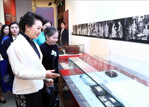 Hai Phu nhân Tổng Bí thư Việt Nam, Trung Quốc thăm Bảo tàng phụ nữ Việt Nam - ảnh 2