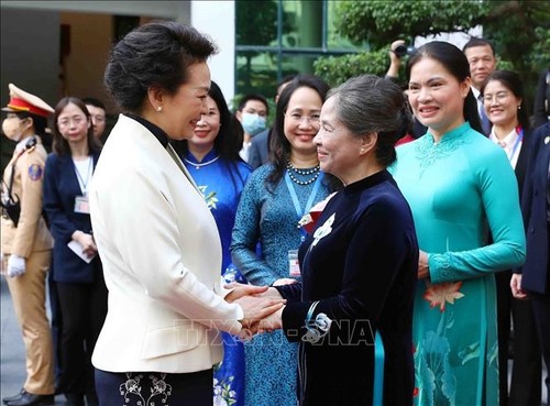 Hai Phu nhân Tổng Bí thư Việt Nam, Trung Quốc thăm Bảo tàng phụ nữ Việt Nam - ảnh 1