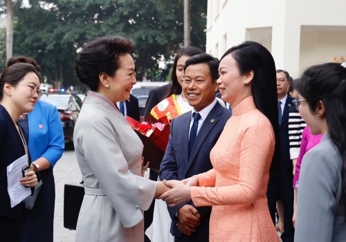 Phu nhân Tổng Bí thư, Chủ tịch nước Trung Quốc giao lưu với sinh viên ĐH Quốc gia Hà Nội - ảnh 10