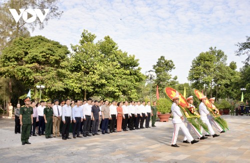 Chủ tịch Quốc hội làm việc tại Tây Ninh, thắp hương tưởng nhớ liệt sĩ Đồi 82 - ảnh 5