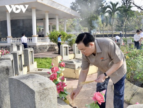 Chủ tịch Quốc hội làm việc tại Tây Ninh, thắp hương tưởng nhớ liệt sĩ Đồi 82 - ảnh 6