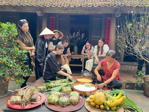 Các đại sứ, cơ quan ngoại giao, tổ chức quốc tế trải nghiệm “Tết làng Việt” 2024 tại Làng cổ Đường Lâm, Hà Nội - ảnh 1