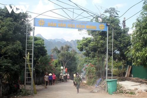 Người dân bản làng tái định cư Sơn La đón chào mùa xuân mới - ảnh 1