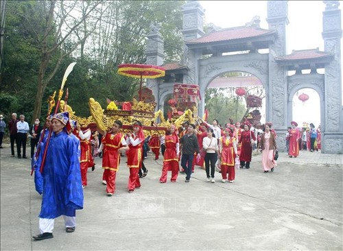 Lễ hội truyền thống động Hoa Lư thu hút người dân và du khách - ảnh 1