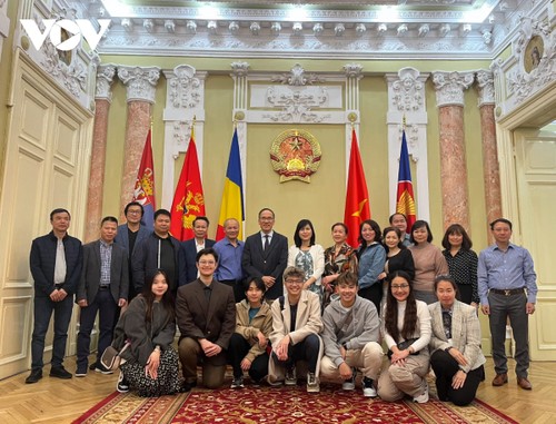 Phát động phong trào thi đua học tập tấm gương Chủ tịch Hồ Chí Minh tại Rumania - ảnh 2