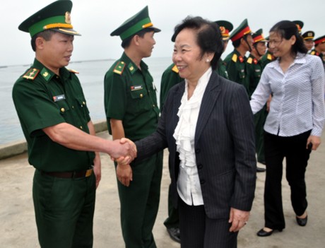 Phó Chủ tịch nước Nguyễn Thị Doan thăm huyện đảo Cô Tô - ảnh 1