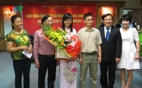 Vui mừng đón 5 học sinh đoạt giải Olympic Vật lý quốc tế  - ảnh 8