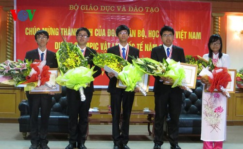 Vui mừng đón 5 học sinh đoạt giải Olympic Vật lý quốc tế  - ảnh 9