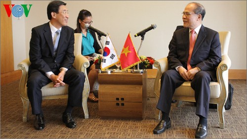 Chủ tịch Quốc hội Nguyễn Sinh Hùng tiếp các nhà đầu tư Hàn Quốc và Hội hữu nghị Hàn - Việt  - ảnh 2
