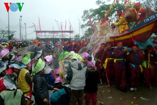 Lễ cầu ngư thị trấn Thuận An thu hút đông đảo du khách và người dân - ảnh 2