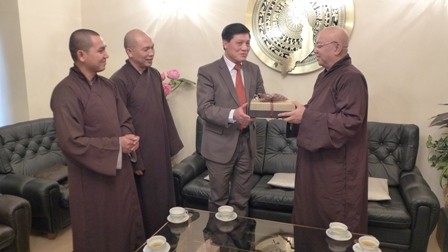 Hội Phật tử Việt Nam tại Cộng hòa Séc thăm Đại sứ quán - ảnh 2