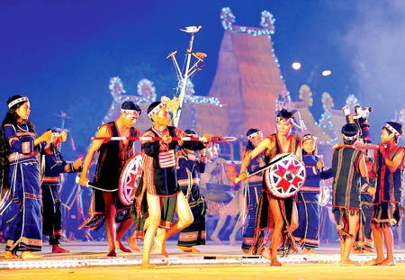 500 nghệ nhân trình diễn nhạc cụ dân tộc tại phố núi Đà Lạt  - ảnh 1