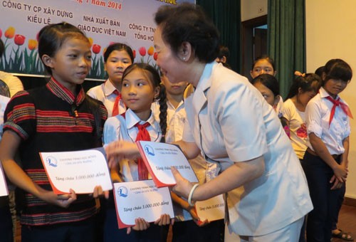 Phó Chủ tịch nước Nguyễn Thị Doan trao học bổng cho trẻ em nghèo  - ảnh 1
