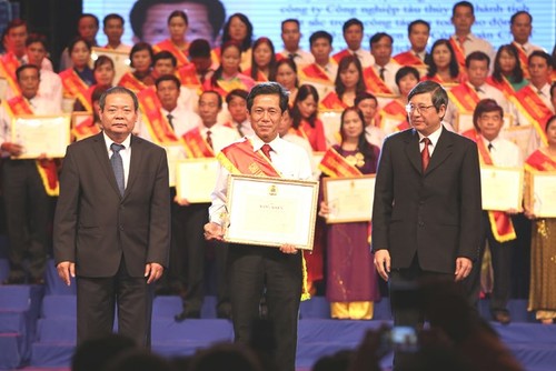 Chủ tịch nước Trương Tấn Sang gặp mặt các lãnh đạo công đoàn cơ sở tiêu biểu - ảnh 1