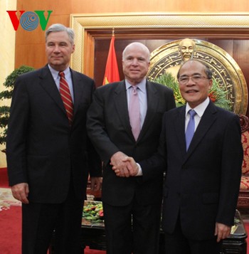 Chủ tịch Quốc hội Nguyễn Sinh Hùng tiếp Thượng nghị sĩ Mỹ John McCain - ảnh 1