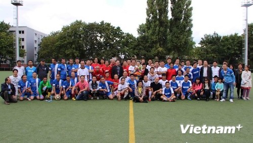 Sôi động giải bóng đá "Tứ hùng 2014" của cộng đồng người Việt tại Đức  - ảnh 1