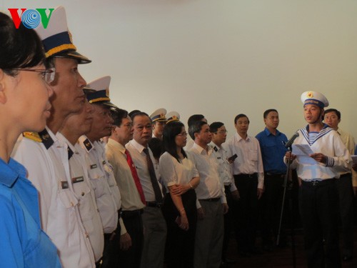 Đoàn cán bộ chiến sĩ tiêu biểu bảo vệ chủ quyền biển, đảo dâng hương tưởng niệm Bác Hồ - ảnh 1