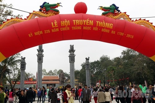 Chủ tịch Quốc hội Nguyễn Sinh Hùng dự lễ kỷ niệm 226 năm chiến thắng Ngọc Hồi - Đống Đa - ảnh 1