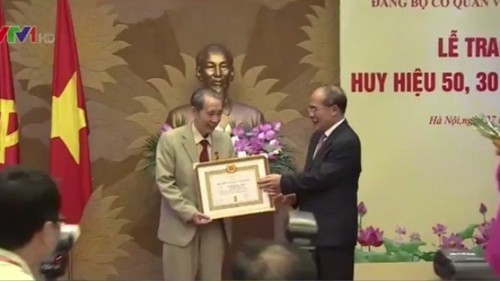 Đảng bộ Cơ quan Văn phòng Quốc hội trao tặng Huy hiệu 50 năm, 30 năm tuổi Đảng  - ảnh 1