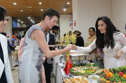 Hội chợ ẩm thực ASEAN 2015 đa dạng các món ăn truyền thống  - ảnh 1