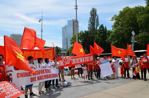 Người Việt và người dân Thuỵ Sĩ phản đối Trung Quốc thay đổi nguyên trạng Biển Đông  - ảnh 1