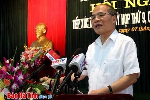 Chủ tịch Quốc hội Nguyễn Sinh Hùng tiếp xúc cử tri tỉnh Hà Tĩnh - ảnh 1