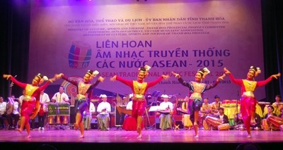 Khai mạc Liên hoan Âm nhạc truyền thống các nước ASEAN 2015  - ảnh 1