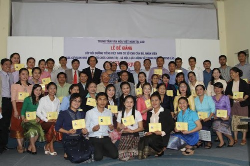 Bế giảng lớp bồi dưỡng tiếng Việt cơ sở cho cán bộ Lào    - ảnh 1