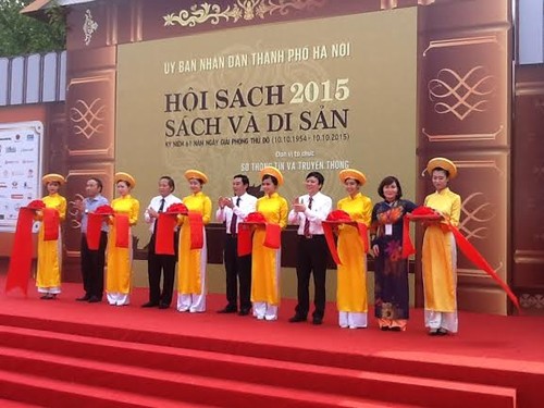 Lễ Hội sách Hà Nội 2015 góp phần tôn vinh những di sản của Thủ đô - ảnh 1