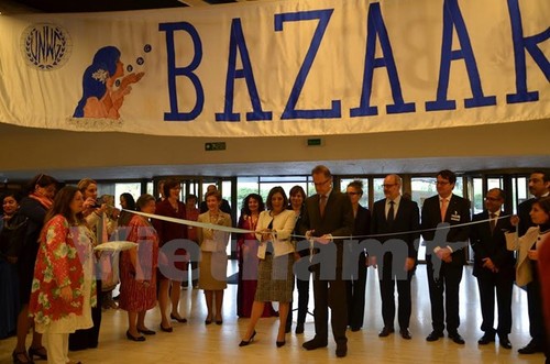 Việt Nam tham gia Hội chợ từ thiện "UN Bazaar 2015" tại Thụy Sĩ  - ảnh 1