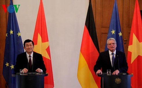 Chủ tịch nước Trương Tấn Sang  và Tổng thống Đức Joachim Gauck họp báo - ảnh 1
