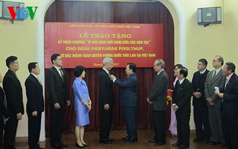Trao Kỷ niệm chương "Vì hòa bình, hữu nghị giữa các dân tộc" cho Đại sứ Thái Lan  - ảnh 1