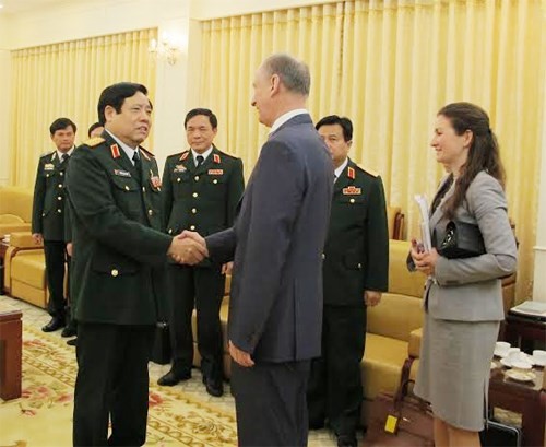 Bộ trưởng Quốc phòng Phùng Quang Thanh tiếp Thư ký Hội đồng An ninh Liên bang Nga - ảnh 1