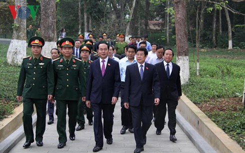 Chủ tịch nước Trần Đại Quang dâng hương Chủ tịch Hồ Chí Minh - ảnh 1