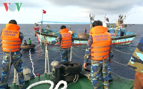 Cảnh sát biển vùng 2 lai dắt tàu cá của ngư dân Quảng Ngãi vào bờ an toàn - ảnh 1