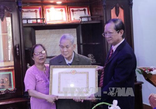 Việt kiều Lào đầu tiên được trao Huy hiệu 65 năm tuổi Đảng  - ảnh 1