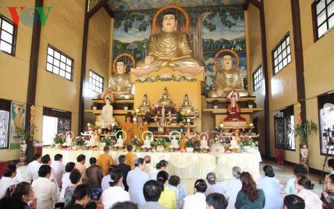 Việt kiều tại Lào tham dự lễ cầu Quốc thái Dân an tại chùa Bàng Long - ảnh 1