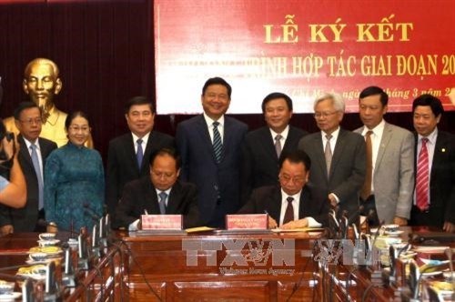 Hội đồng Lý luận Trung ương và Thành ủy Thành phố Hồ Chí Minh ký chương trình hợp tác  - ảnh 1