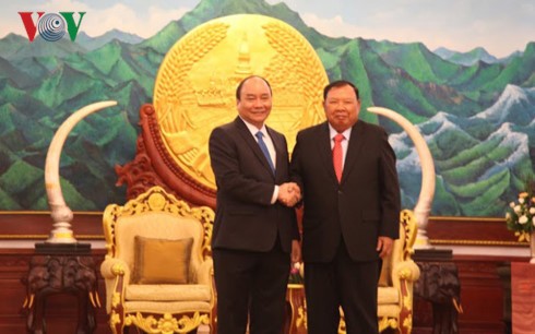 Thủ tướng Nguyễn Xuân Phúc gặp gỡ các Lãnh đạo Đảng, Nhà nước Lào - ảnh 1