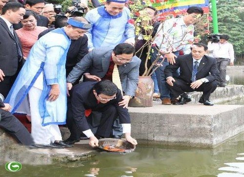 ประธานประเทศกับชาวเวียดนามโพ้นทะเลปล่อยปลาตะเพียนเทศกาลไหว้เทพเจ้าเตา - ảnh 1