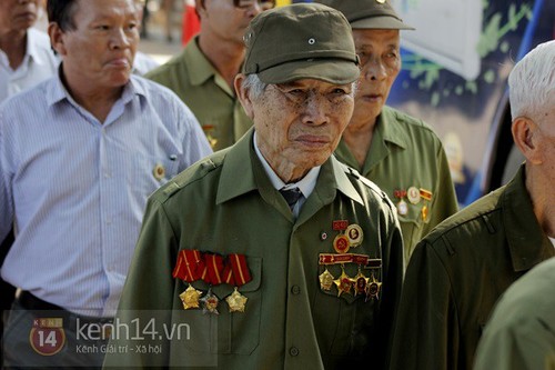 ชาวเวียดนามแสดงความเศร้าสลดใจอย่างสุดซึ้งต่อการถึงแก่อสัญกรรมของพลเอกหวอเงวียนย้าป - ảnh 6