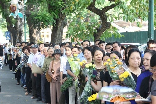 ชาวเวียดนามแสดงความเศร้าสลดใจอย่างสุดซึ้งต่อการถึงแก่อสัญกรรมของพลเอกหวอเงวียนย้าป - ảnh 8