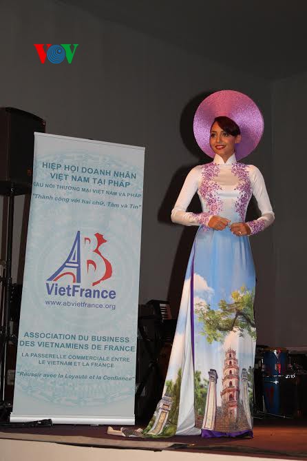 การเผยแพร่ชุดเสื้อยาวประจำชาติของเวียดนามให้เป็นที่รู้จักทั่วโลก - ảnh 4