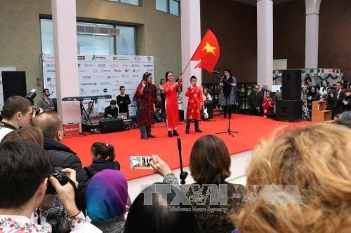Vietnam joins charity fair in Ukraine - ảnh 1