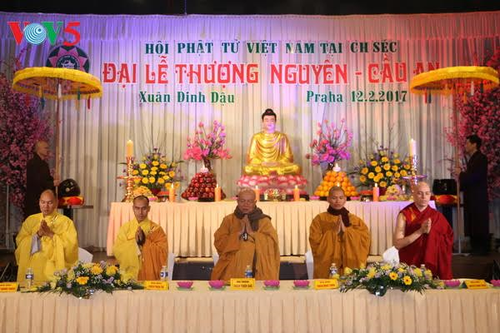 Vietnamese in Czech Republic pray for peace on New Year - ảnh 1