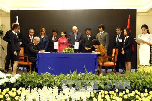 Vietnam, Israel businesses sign health care cooperation deal - ảnh 1